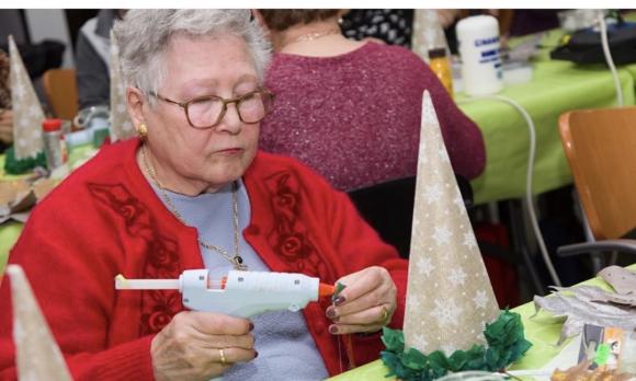 Taller de treballs manuals de Nadal per a gent gran